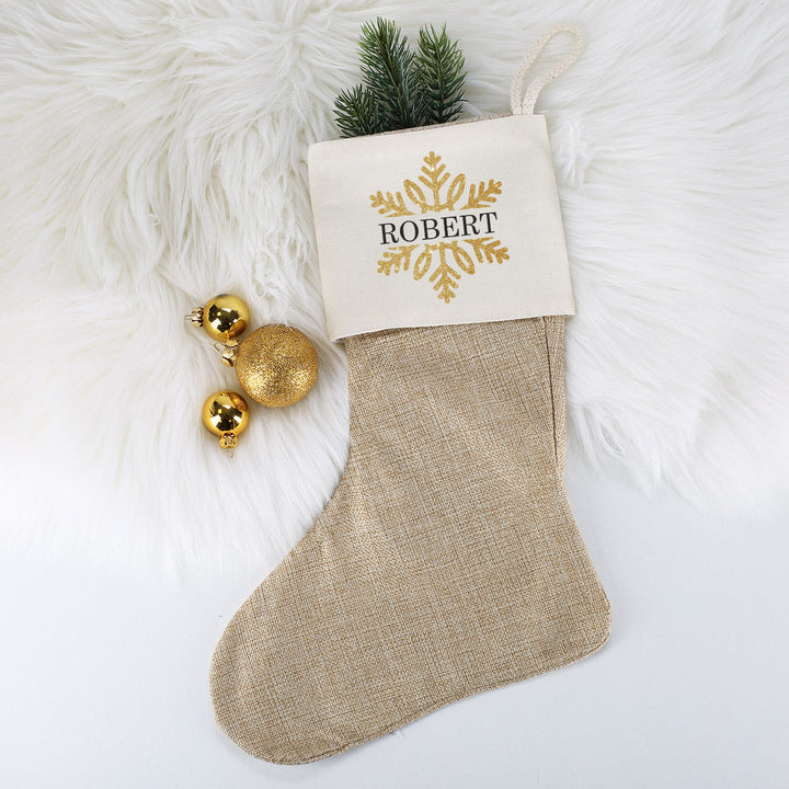 Weihnachtsstrumpf mit Namen | Personalisierte Weihnachtssocke mit goldenem Schneeflockenmotiv und Aufhängekordel | 25 x 35 cm