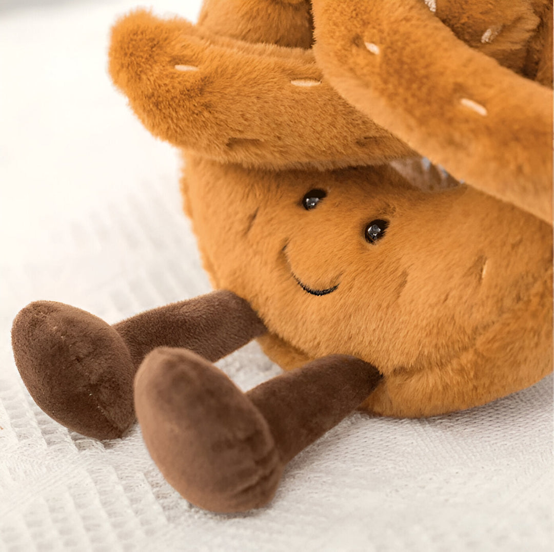 Brezel Kuschelkissen aus Plüsch | Weiches Stofftier im Frühstücksdesign ab 12 Monaten zum Kuscheln, Spielen und Dekorieren