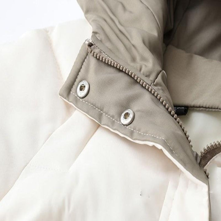 Damen Pufferjacke mit Kapuze | Hüftlange Steppjacke mit Rautensteppung, geradem Schnitt und asymmetrischem Design für Winter
