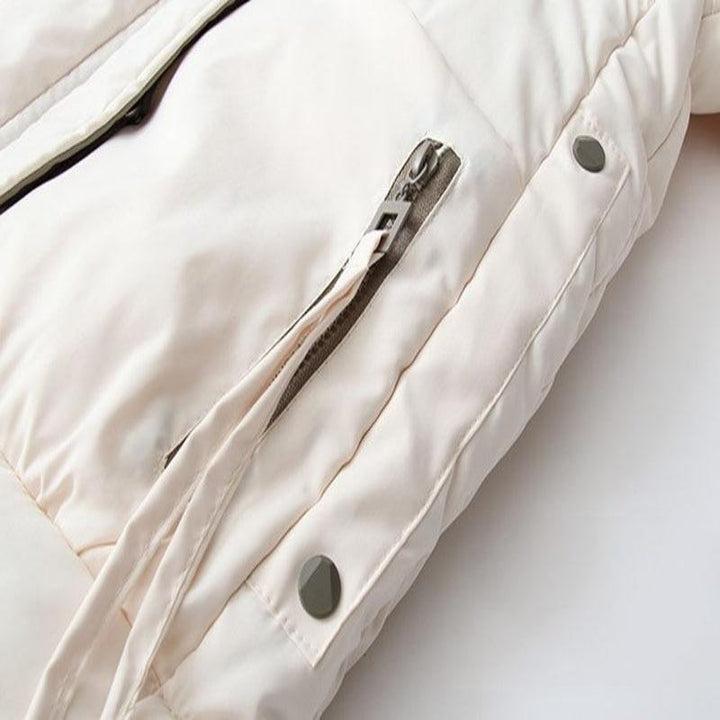 Damen Pufferjacke mit Kapuze | Hüftlange Steppjacke mit Rautensteppung, geradem Schnitt und asymmetrischem Design für Winter