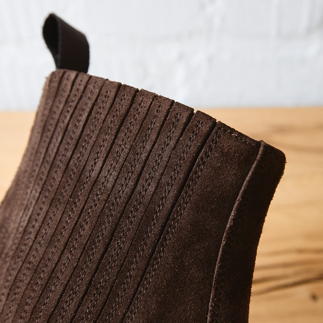 Herren Chelsea Boots | Handgefertigte Stiefel aus weichem Coffee Veloursleder mit Lederlaufsohle