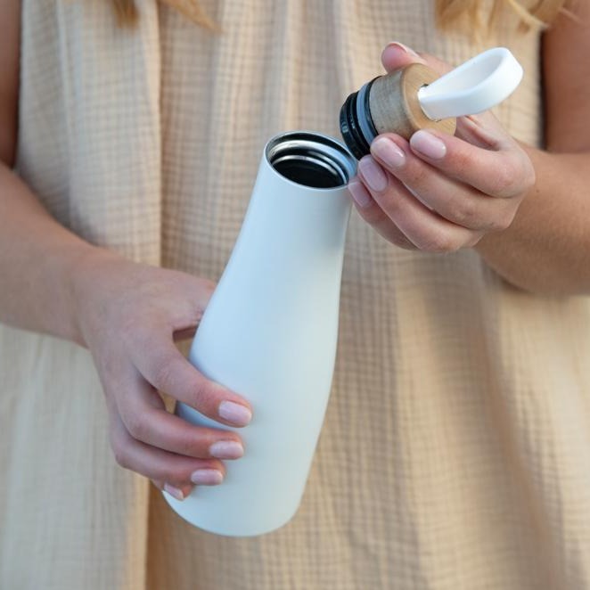 Thermoflasche 500 ml | Edelstahl-Isolierflasche mit Holzdetail für heiße und kalte Getränke