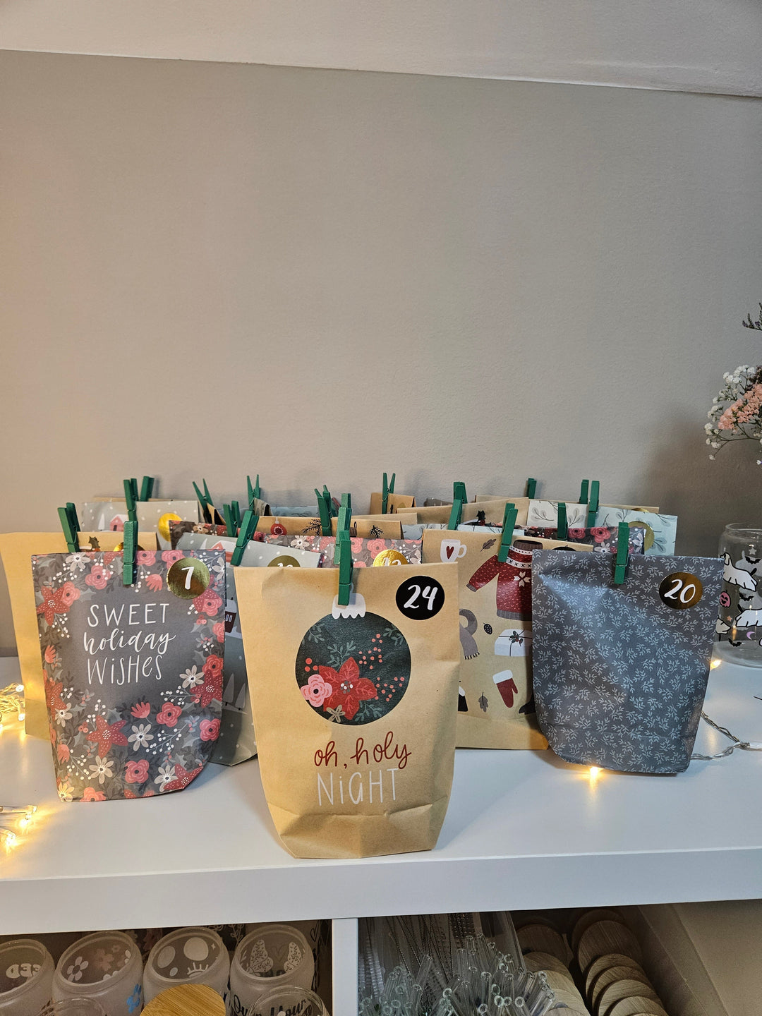 Adventskalender mit Fidget Spielzeug | Über 24 Überraschungen mit Fidget Ring, Quetschspielzeug, Akupressurbällen und Edelsteinen
