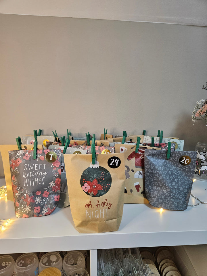 Adventskalender mit Fidget Spielzeug | Über 24 Überraschungen mit Fidget Ring, Quetschspielzeug, Akupressurbällen und Edelsteinen