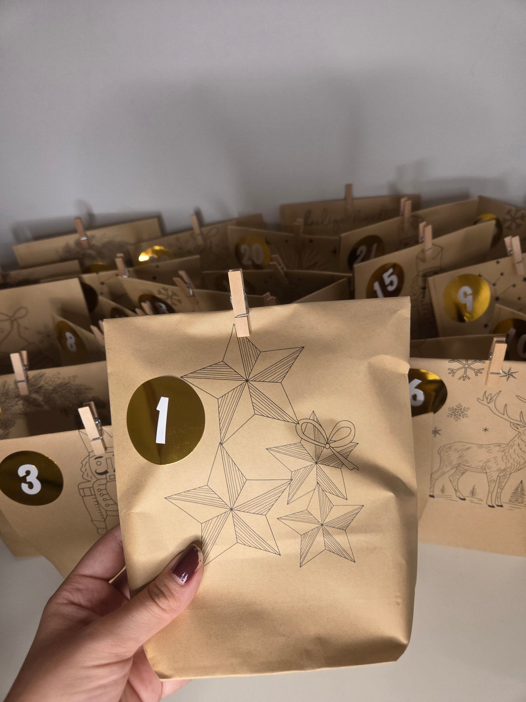 Adventskalender mit Fidget Spielzeug | Über 24 Überraschungen mit Fidgetring, Quetschspielzeug, Akupressurbällen und Zubehör