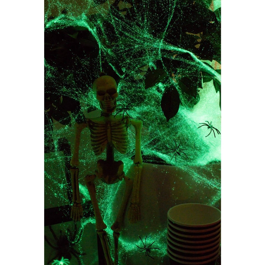 Halloween Spinnennetz 100 g | Weißes Glow-in-the-Dark Dekonetz für Wände, Möbel und gruselige Halloween-Partys