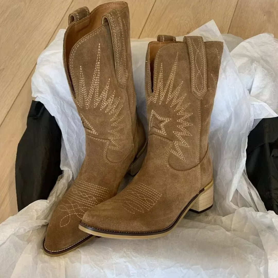 Damen Cowboystiefel aus Wildleder | Bestickte Westernstiefel mit spitzer Zehenpartie und Slip-on-Design