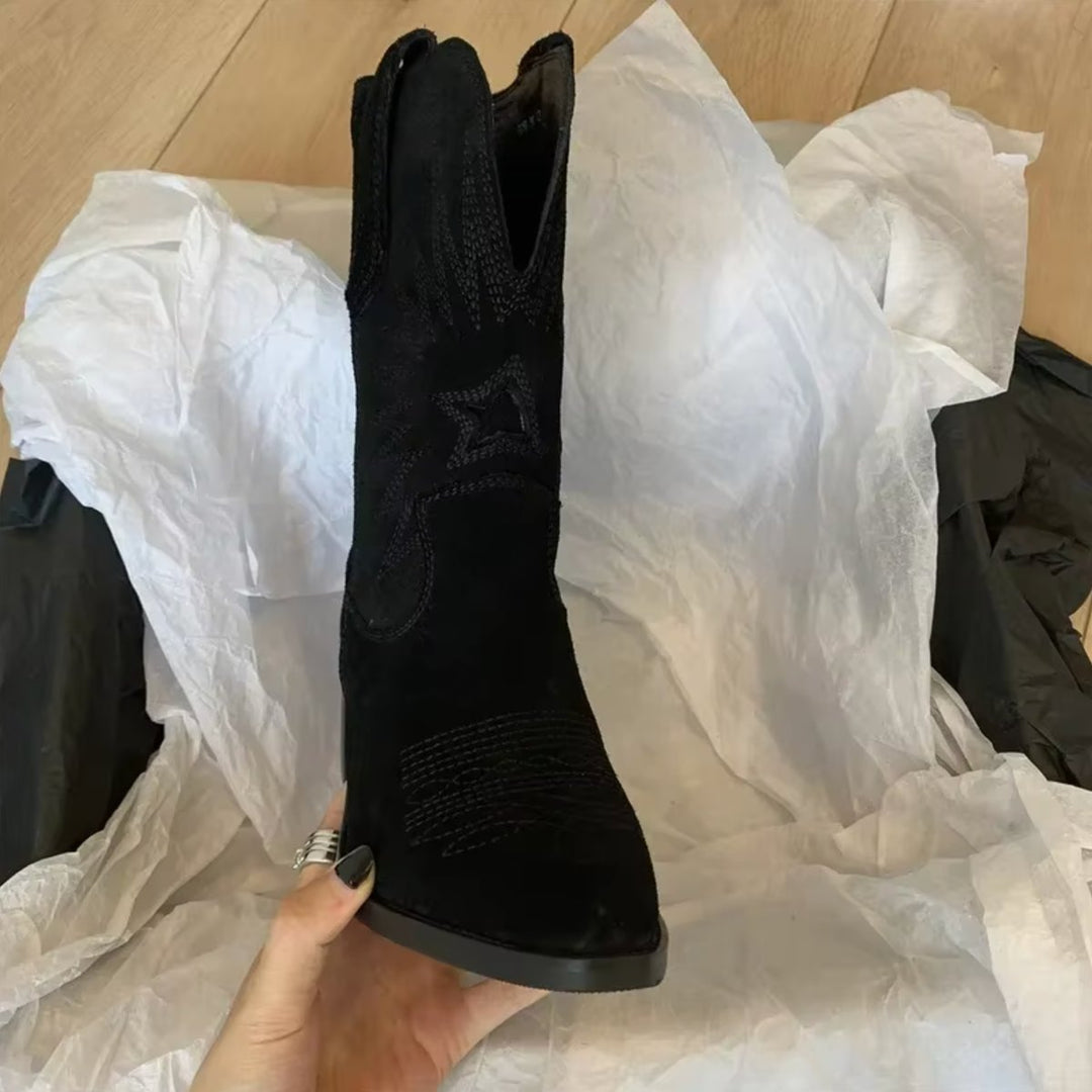 Damen Cowboystiefel aus Wildleder | Bestickte Westernstiefel mit spitzer Zehenpartie und Slip-on-Design