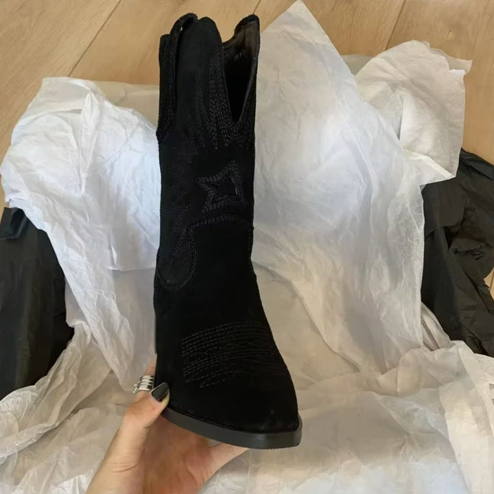 Damen Cowboystiefel aus Wildleder | Bestickte Westernstiefel mit spitzer Zehenpartie und Slip-on-Design