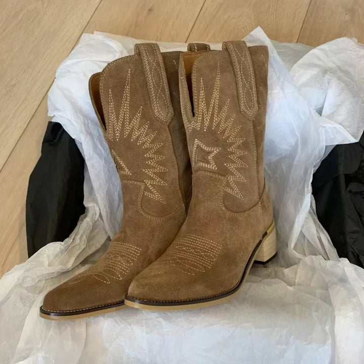 Damen Cowboystiefel aus Wildleder | Bestickte Westernstiefel mit spitzer Zehenpartie und Slip-on-Design