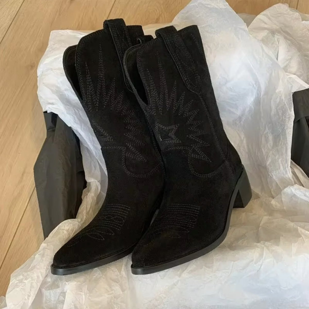 Damen Cowboystiefel aus Wildleder | Bestickte Westernstiefel mit spitzer Zehenpartie und Slip-on-Design
