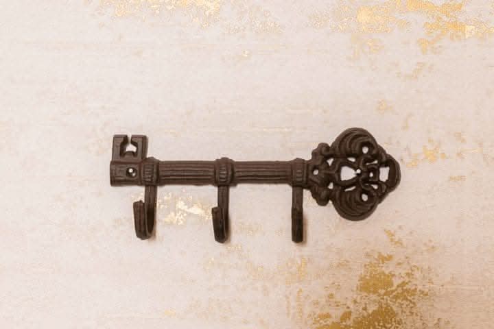 Schlüsselhalter Wandhaken aus Gusseisen | Vintage Schlüssel-Design mit 3 Haken | Antik-Look Garderobenhaken für Flur &amp; Zuhause