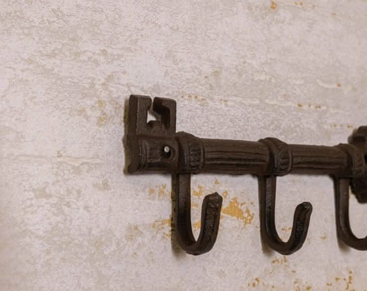 Schlüsselhalter Wandhaken aus Gusseisen | Vintage Schlüssel-Design mit 3 Haken | Antik-Look Garderobenhaken für Flur &amp; Zuhause