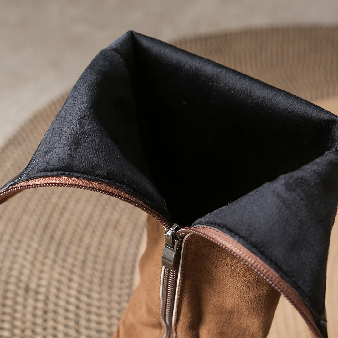 Damen Stiefel kniehoch in Wildleder-Optik | Flache Stiefel mit goldfarbenen Zierknöpfen und weicher Oberfläche für kühle Tage