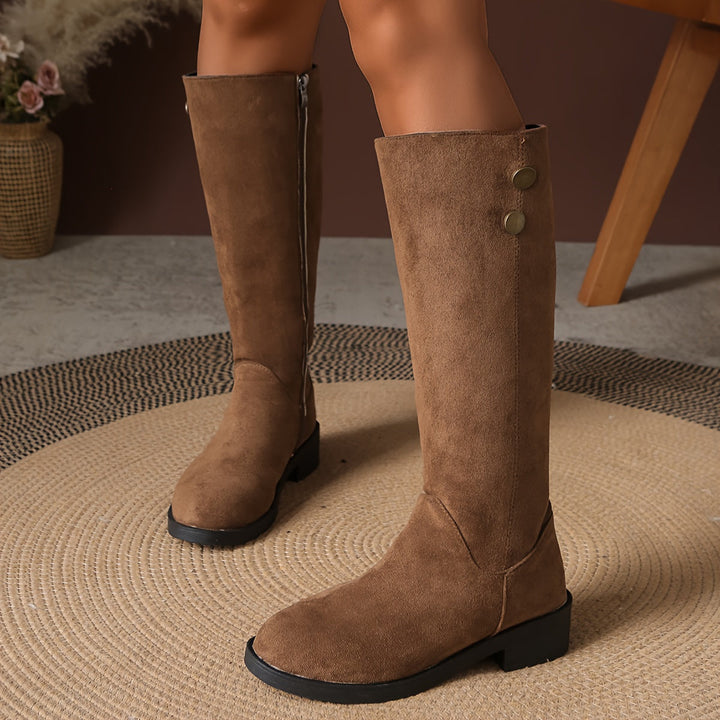 Damen Stiefel kniehoch in Wildleder-Optik | Flache Stiefel mit goldfarbenen Zierknöpfen und weicher Oberfläche für kühle Tage
