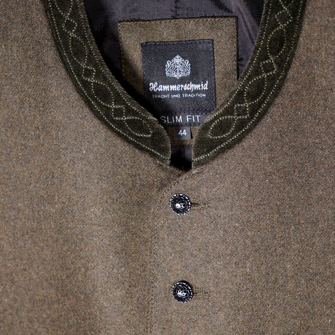 Herren Trachtenweste Oliv | Slim Fit Weste mit Stehkragen, Stickerei, Taschen und verstellbarem Rückenriegel