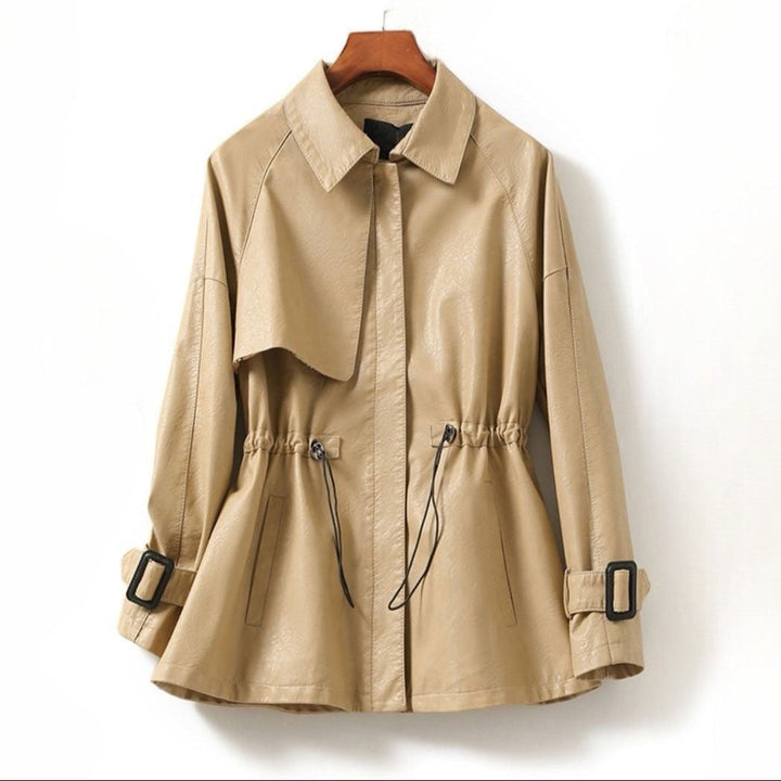 Damenjacke mit Hemdkragen und geraffter Taille | Ausgestellte Jacke mit Kordelzug, verdecktem Verschluss und Manschettenschnallen