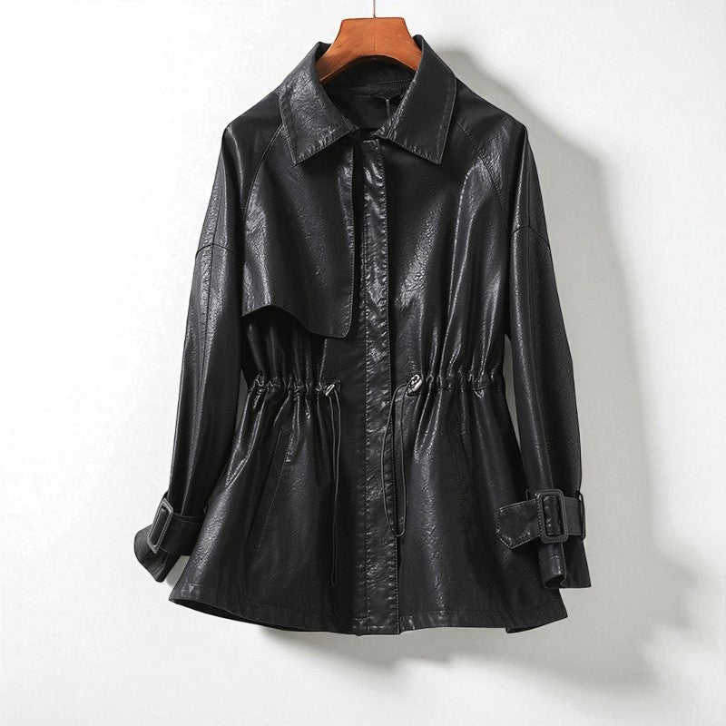 Damenjacke mit Hemdkragen und geraffter Taille | Ausgestellte Jacke mit Kordelzug, verdecktem Verschluss und Manschettenschnallen