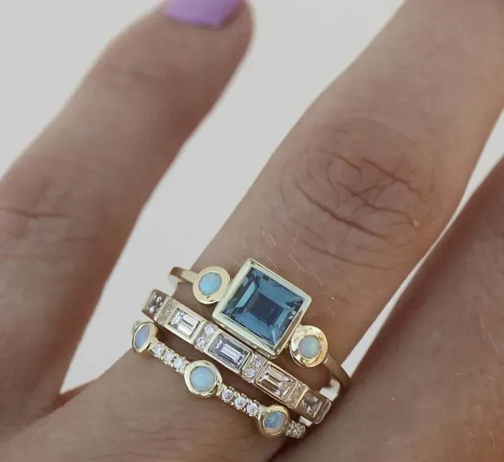 Vintage ring with blue crystal | Gold look with radiant finish | Elegant statement jewelry for everyday &amp; special occasions