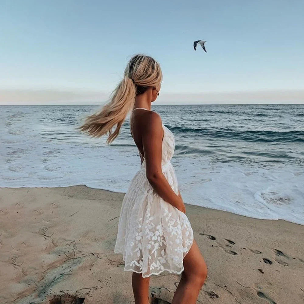 Weißes Damen-Minikleid mit tiefem V-Ausschnitt &amp; verstellbaren Spaghettiträgern | Tailliert | Asymmetrischer Saum | Sommer &amp; Urlaub
