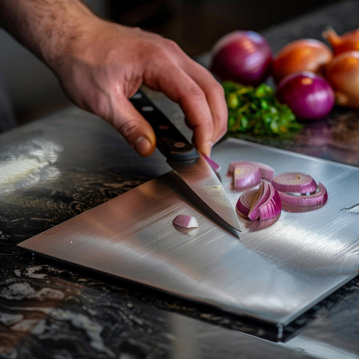 Schneidebrett aus Edelstahl | Hygienisches Küchenbrett mit glatter, nicht poröser Oberfläche und praktischem Griff zum Schneiden und Hacken